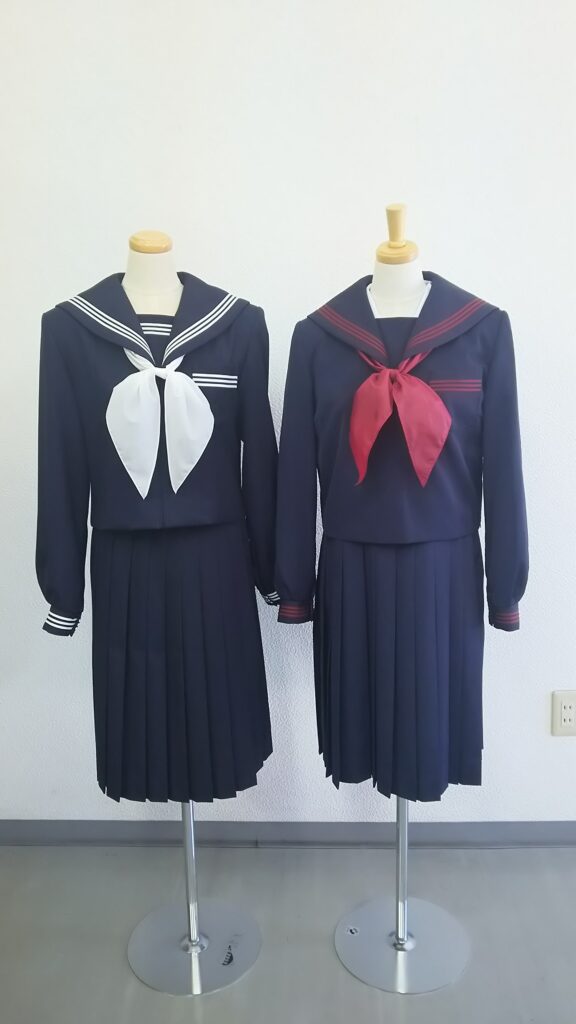 光市内女子セーラー服
附属光中学校女子セーラー服